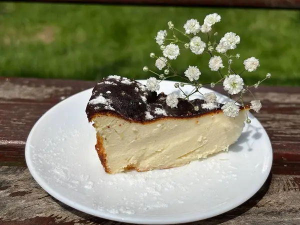 Bir parça çikolatalı cheesecake.