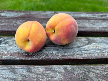 Tahta masada olgun sarı şeftaliler