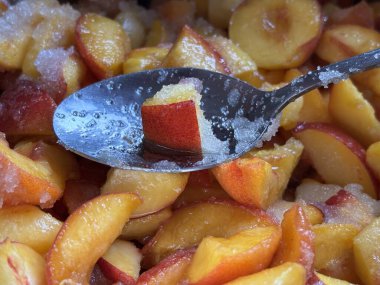 şeker küplü metal tavada tatlı ve ekşi elmalar.