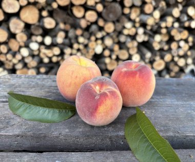 Olgun şeftaliler ahşap arka planda