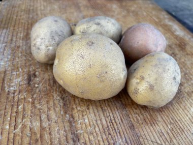 Tahta arka planda taze patates.