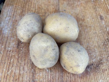 ahşap zemin üzerine patates