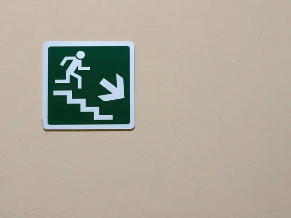 Zöld Jelzés Lépcsőn Egy Fényes Falon Irány Vészkijárat — Stock Fotó