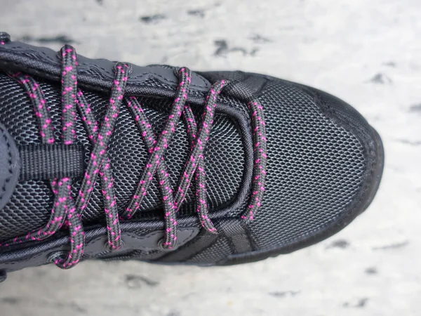 Zapatillas Deporte Grises Con Cordones Grises Con Puntos Rosados — Foto de Stock
