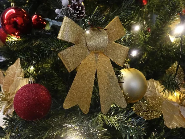 Weihnachtsdekoration Goldband Rote Und Goldene Kugeln Und Glühbirnen Auf Einem — Stockfoto