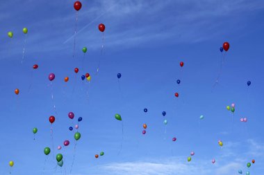 Mavi gökyüzü karşı renkli balonlar