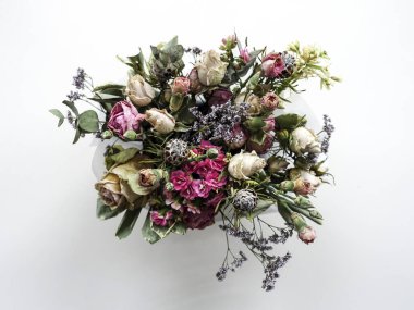 Güzel bir buket solmuş çiçek. Yukarıdan çiçek düzenleme görünümü