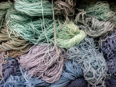 Çeşitli renkler yün iplikler ve raflarda toplar