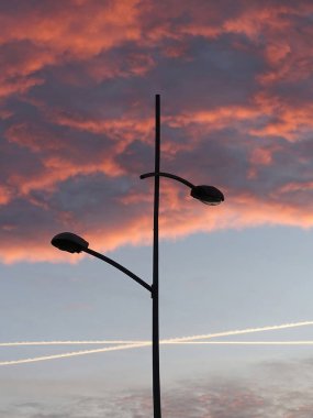 Sokak lambaları lamba direğinde renkli sabah gökyüzü arkaplanıyla