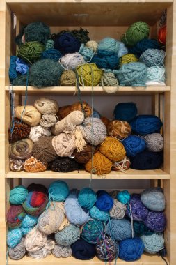 Raflarda çeşitli renk yün topları ve iplikler