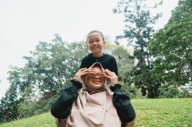 Bir çocuk annesiyle oynuyor.