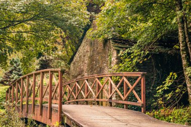 Madalena Nehri kıyısındaki Eski Su Değirmeni Köprüsü Vilalba Lugo 'nun doğal parkında yer almaktadır.