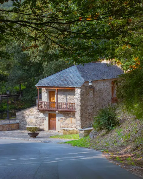 Vilalba Lugo İspanya 'da bulunan Madalena Nehri yakınlarındaki antik çağdan kalma taştan yapılmış muhteşem bir ev.