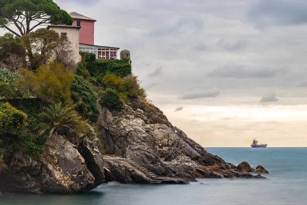 Göz kamaştırıcı deniz manzaralı kayalık bir manzara.