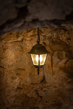 Porto Fino Italya 'da yaya tünelinde sarı ışıklı bir fener.