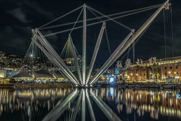 Ceneviz 'in Porto Antico' sunun muhteşem panoramik asansörüyle gece manzarası emsalsiz.