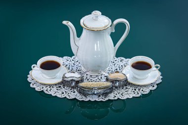 Soğuk kış akşamında sevgilimle lezzetli bir kahve içiyorum.