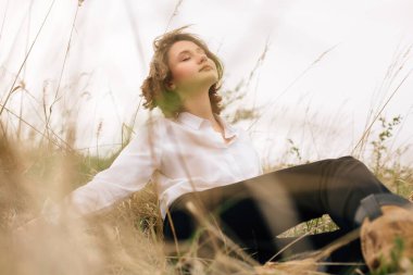 Doğayla iç içe huzurlu bir anın tadını çıkarın, temiz hava soluyun ve dışarıdaki sükuneti kucaklayın.