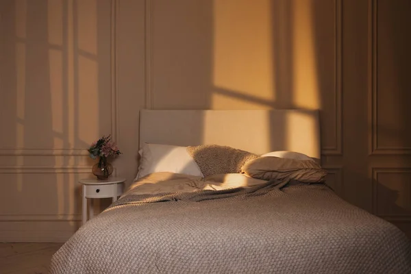 Interior Del Dormitorio Discreto Sombra Desde Ventana Pared Cama — Foto de Stock
