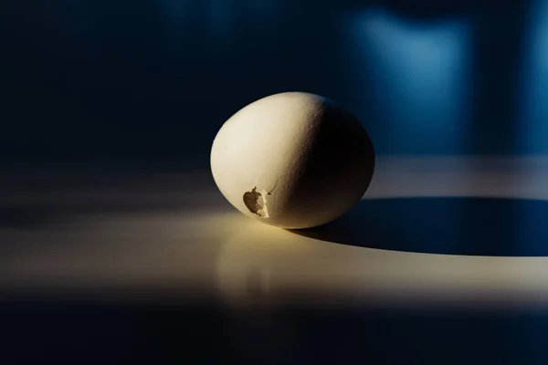 Huevo Con Cáscara Agrietada Una Mesa Luz Del Sol Concepto — Foto de Stock