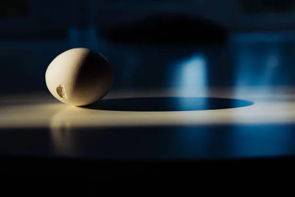 Αυγό Σπασμένο Κέλυφος Ένα Τραπέζι Στο Φως Του Ήλιου Έννοια — Φωτογραφία Αρχείου