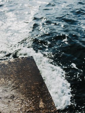 Güneşli bir günde, deniz kıyısında beton, paslı bir demir.