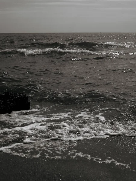 Hermosa Foto Blanco Negro Del Mar Las Olas Día Soleado — Foto de Stock