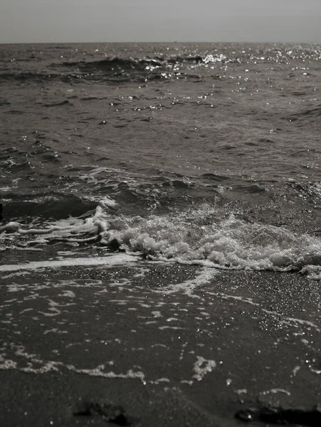 Όμορφη Ασπρόμαυρη Λήψη Της Θάλασσας Και Των Κυμάτων Μια Ηλιόλουστη — Φωτογραφία Αρχείου