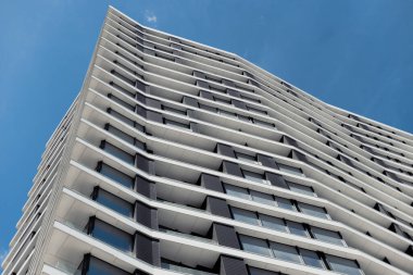 Gökyüzüne karşı güneşli bir havada güzel, modern bir ev. 