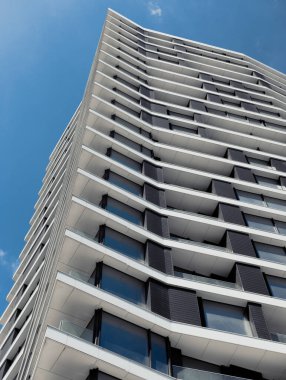 Gökyüzüne karşı güneşli bir havada güzel, modern bir ev. 