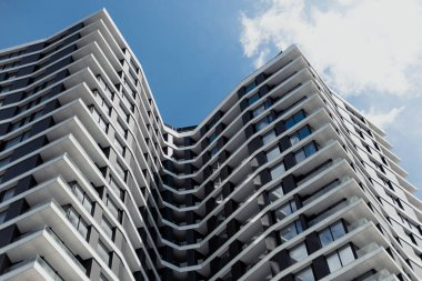 Gökyüzüne karşı güneşli bir havada güzel, modern bir ev. 