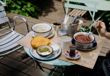 Yazın Ukrayna mutfağında, kafede öğle yemeği.