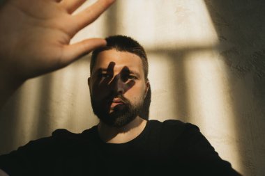 Yakışıklı adam, gün ışığında selfie portresi.