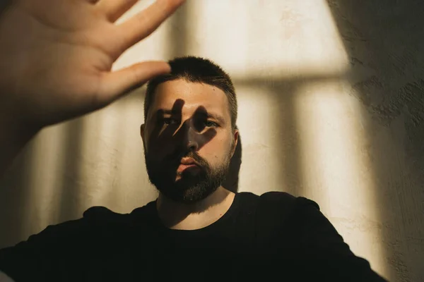 Tampan Pria Potret Selfie Pengaturan Sinar Matahari — Stok Foto