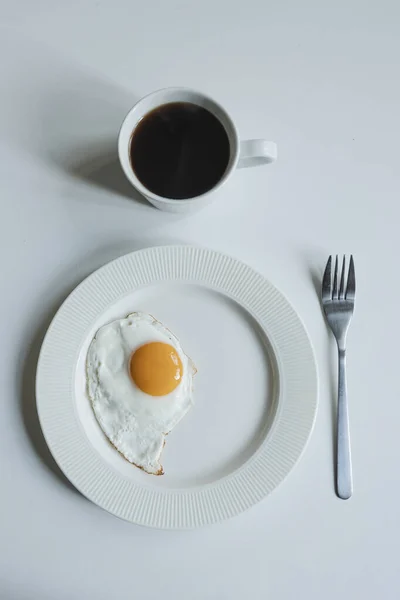 Light Breakfast White Table Fried Egg Black Coffee — Stock Photo, Image