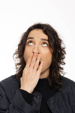 Kıvırcık saçlı, beyaz arka planda parlak duyguları olan güzel bir kız.