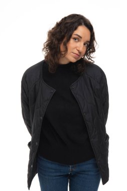 Beyaz arka planda iş kıyafetleri içinde güzel bir doktor kız. 