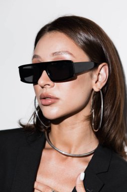 Şık giyinmiş, makyaj ve aksesuarlı güzel bir moda kızı. 