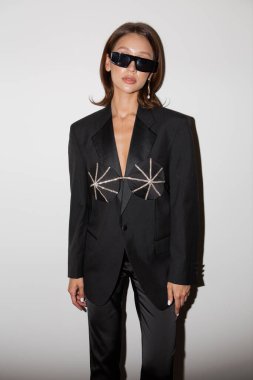 Şık giyinmiş, makyaj ve aksesuarlı güzel bir moda kızı. 