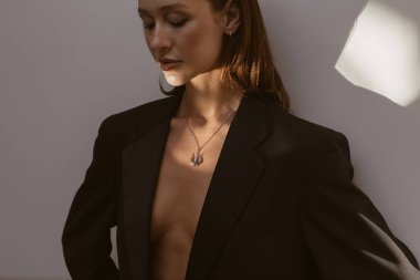 Şık giyinmiş, makyaj ve aksesuarlı güzel bir moda kızı. 