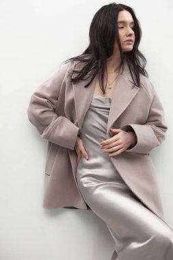 Güzel moda kızı şık bir ceketle poz veriyor.