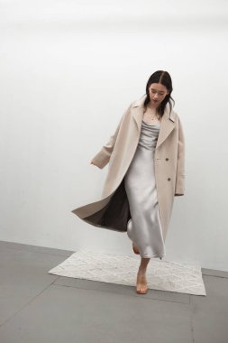 Güzel moda kızı şık bir ceketle poz veriyor.