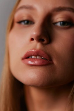 Hafif bir arka planda makyaj ve duyguları olan güzel bir kızın minimalist güzel portresi.