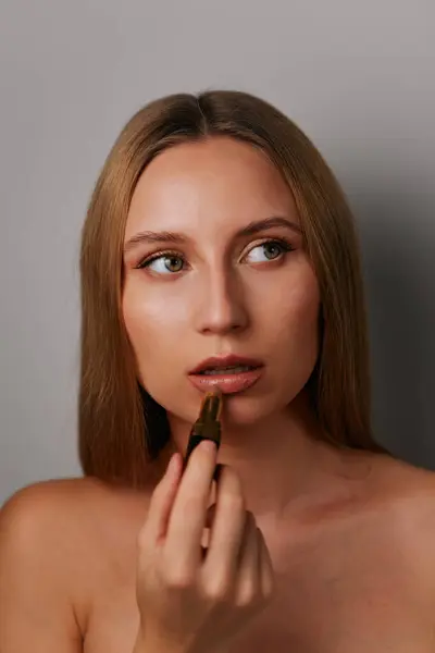 Retrato Belleza Minimalista Una Hermosa Chica Con Maquillaje Emociones Sobre Imagen de stock