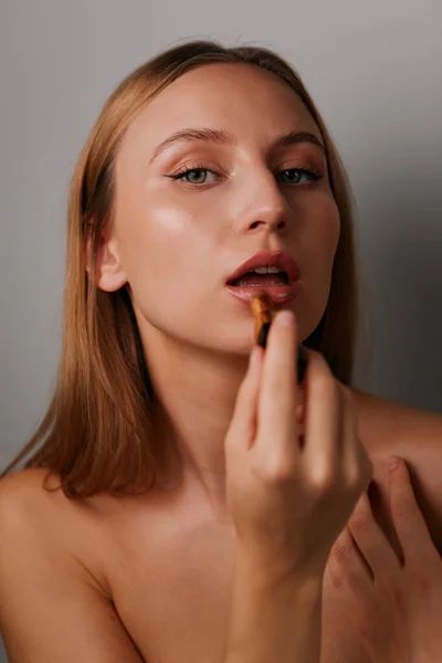 Retrato Belleza Minimalista Una Hermosa Chica Con Maquillaje Emociones Sobre Fotos de stock