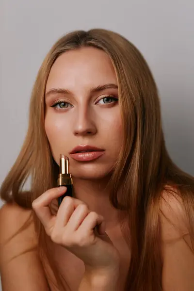 Retrato Belleza Minimalista Una Hermosa Chica Con Maquillaje Emociones Sobre Imágenes de stock libres de derechos