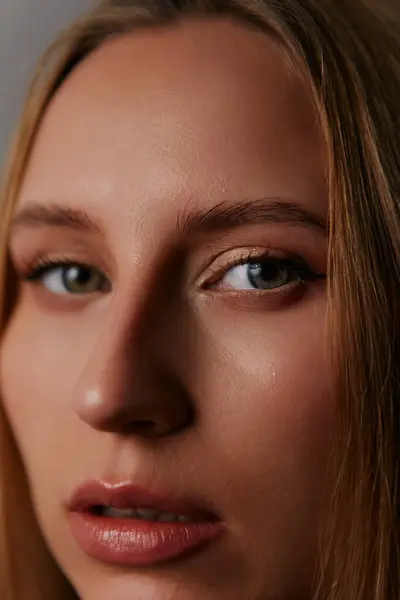 Retrato Belleza Minimalista Una Hermosa Chica Con Maquillaje Emociones Sobre Imágenes de stock libres de derechos