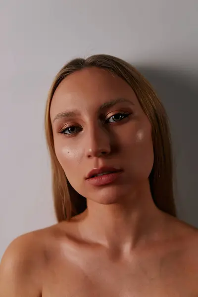 Retrato Beleza Minimalista Uma Menina Bonita Com Maquiagem Emoções Fundo Imagens De Bancos De Imagens