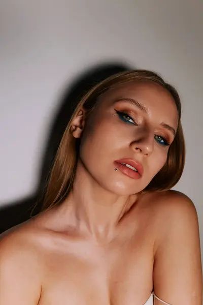 Retrato Belleza Minimalista Una Hermosa Chica Con Maquillaje Emociones Sobre Fotos de stock libres de derechos