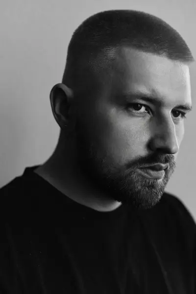 Millennial Kısa Saçlı Sakallı Kulaklarında Küpeleri Olan Bir Adamın Portreleri Stok Fotoğraf
